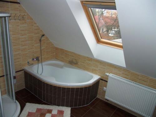 Устройство санузла в мансарде. 7 подходящих стилей для оформления ванной комнаты на мансарде