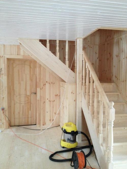 Комната на втором этаже деревянного дома. Внутренняя отделка 2 этажа дома вагонкой. Лестница