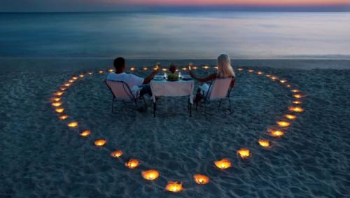 Как украсить квартиру для романтического вечера. Романтический вечер дома — идеи декора 10