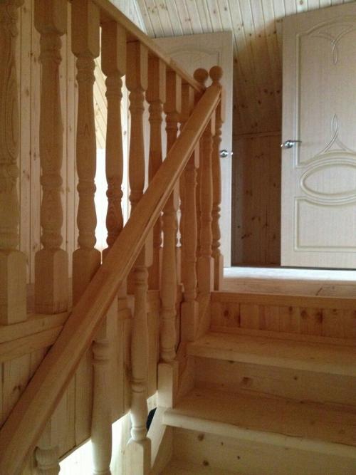 Комната на втором этаже деревянного дома. Внутренняя отделка 2 этажа дома вагонкой. Лестница