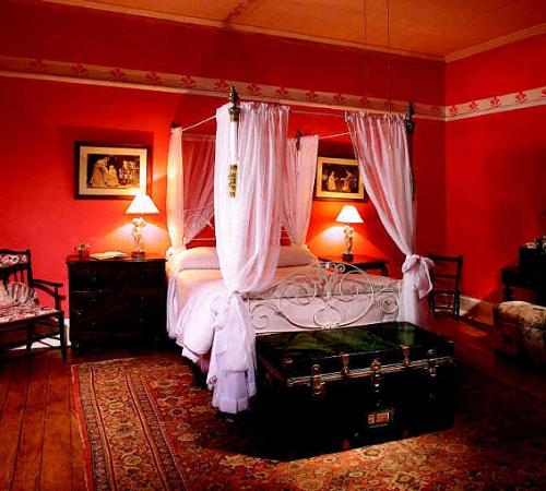 Серо бордовая спальня. Спальня в бордовых тонах - особенности оформления