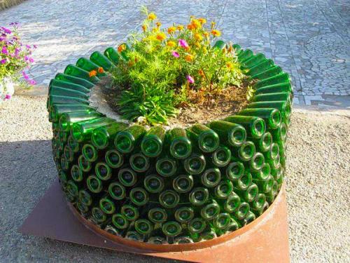 Оригинальные клумбы. Ограждения из бутылок