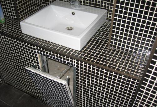 Как оформить люк в ванной. Какие бывают люки под плитку у ванны, их особенности