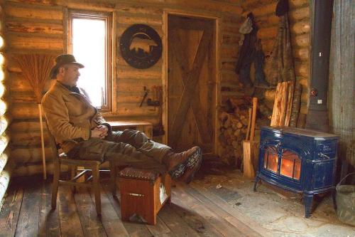 Мужик строит дом в джунглях. Особо умиротворяющее видео: мужчина строит хижину в канадской глуши