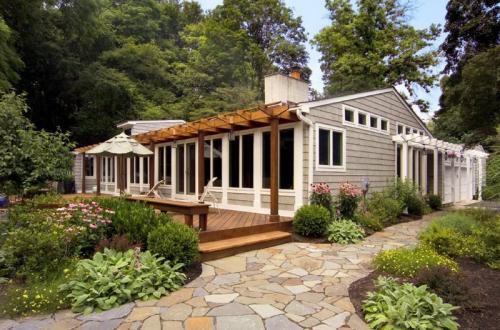 Идеи для двора частного дома своими руками из подручных. Клумбы и цветники