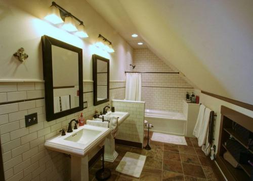 Устройство санузла в мансарде. 7 подходящих стилей для оформления ванной комнаты на мансарде