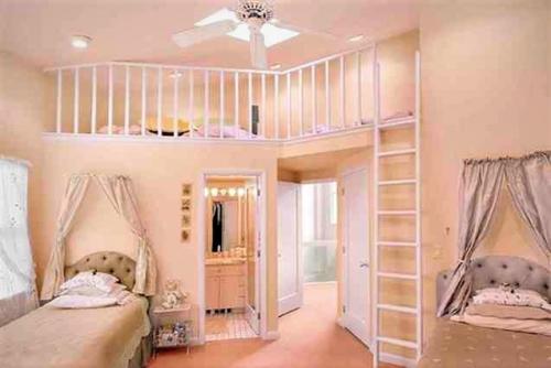 Комната на втором этаже. Яркие дизайнерские решения