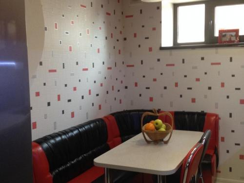 Флизелиновые обои на кухню. Виды обоев для кухни