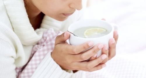 Какую температуру нужно сбивать при гриппе или простуде взрослому и ребенку?