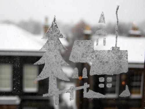 Как украсить квартиру на Новый год 2020. Как декорировать окна к празднику