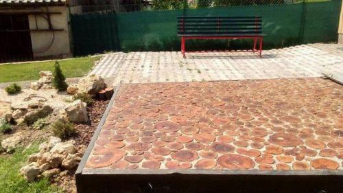 Полы из спилов дерева. Пол из спилов дерева своими руками 14