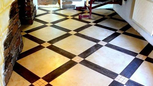 Кладка плитки на стену по диагонали. Как правильно уложить плитку по диагонали? 11