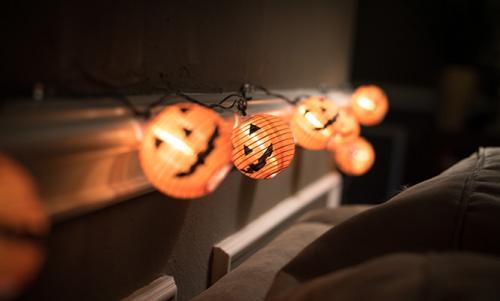 Украшение квартиры на Хэллоуин. Жуткие смайлики из цитрусовых