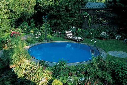 Каркасный бассейн во дворе. Виды открытых бассейнов