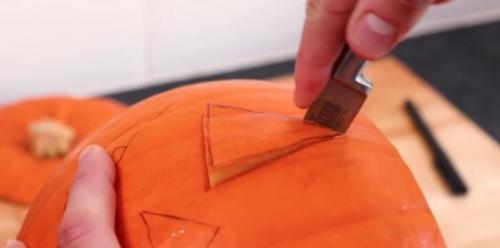 Как из тыквы сделать чучело. Как вырезать тыкву на Хэллоуин: пошаговая инструкция