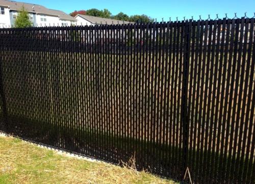 Как забор из рабицы сделать непрозрачным. Как модернизировать и сделать более привлекательным забор из сетки-рабицы