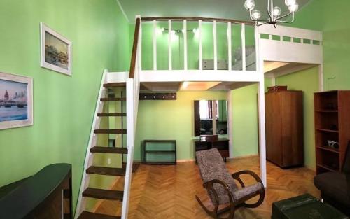 Комната на втором этаже. Яркие дизайнерские решения