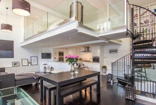 Комната на втором этаже. Яркие дизайнерские решения