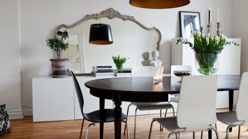 Если зеркало напротив рабочего места. Куда нельзя вешать зеркала в квартире, чтобы не навлечь неприятности на семью?