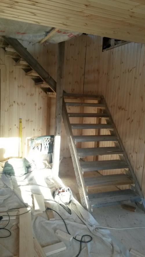 Комната на втором этаже деревянного дома. Внутренняя отделка 2 этажа дома вагонкой. Лестница
