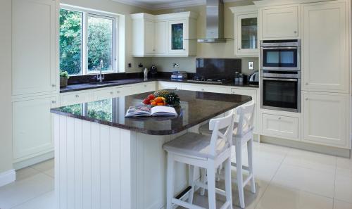 Кухонный островок на маленькой кухне. Как вписать кухонный остров в маленькую кухню?