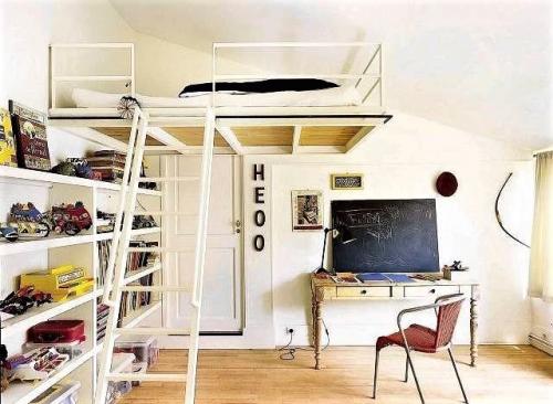 Комната на втором этаже. Яркие дизайнерские решения