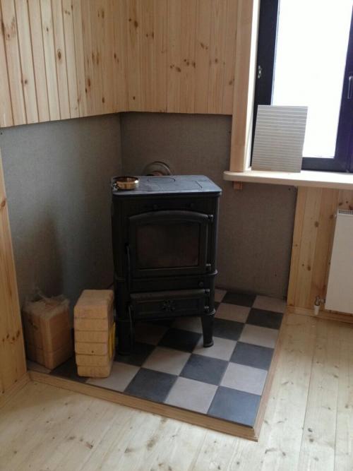 Комната на втором этаже деревянного дома. Внутренняя отделка 2 этажа дома вагонкой. Лестница