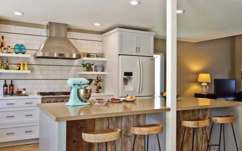 Светлая кухня с яркими акцентами. Преимущества и недостатки