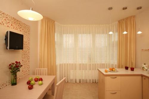 Как оформить окно с эркером на кухне. Устройство обеденной зоны 25