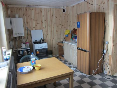 Комната на втором этаже деревянного дома. Внутренняя отделка 2 этажа дома вагонкой. Лестница