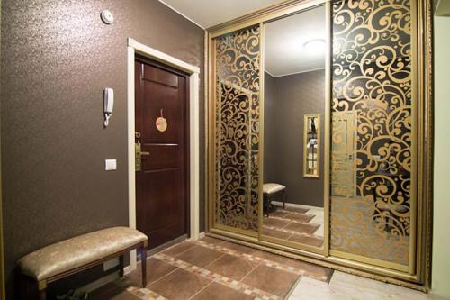 Можно ли вешать зеркало напротив двери в ванную. Зеркало напротив двери – можно дли так вешать и как повесить правильно? 85 фото-идей размещения зеркал