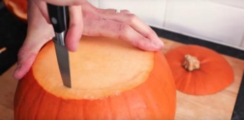 Как из тыквы сделать чучело. Как вырезать тыкву на Хэллоуин: пошаговая инструкция
