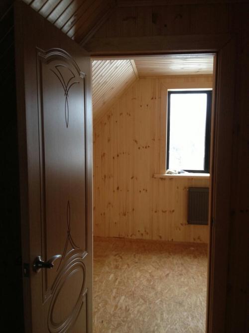 Комната на втором этаже деревянного дома. Внутренняя отделка 2 этажа дома вагонкой. Лестница