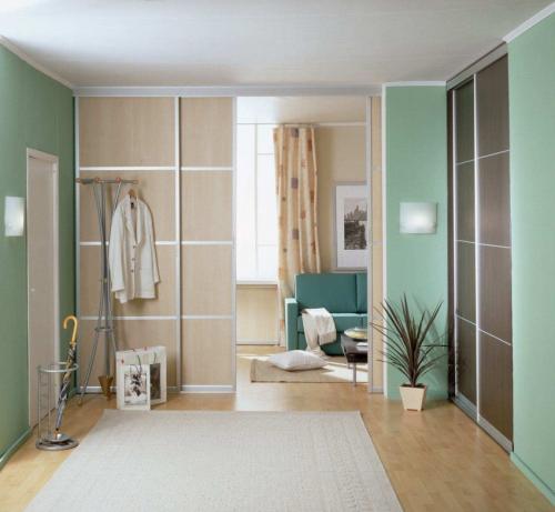 Можно ли вешать зеркало напротив двери в ванную. Зеркало напротив двери – можно дли так вешать и как повесить правильно? 85 фото-идей размещения зеркал