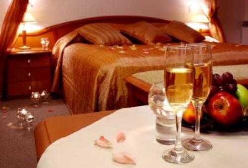 Спальня для молодоженов в брачную ночь оформление. Украшение спальни для первой брачной ночи воздушными шарами