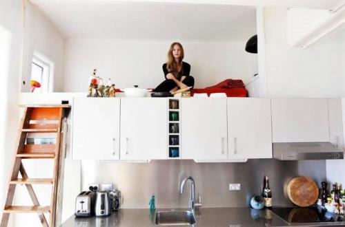 Комната на втором этаже. Яркие дизайнерские решения