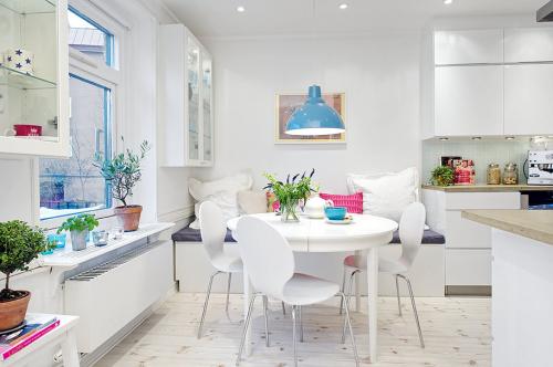 Светлая кухня с яркими акцентами. Преимущества и недостатки