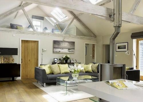 Комната на втором этаже. Яркие дизайнерские решения