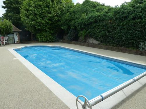 Каркасный бассейн во дворе. Виды открытых бассейнов