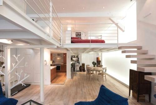 Комната на втором этаже. Яркие дизайнерские решения