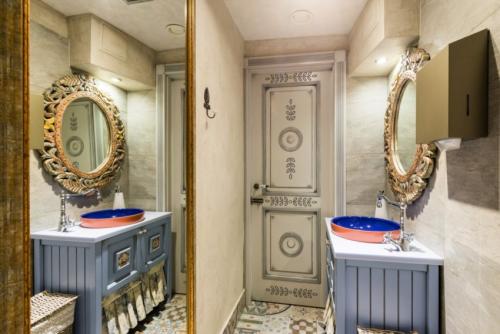 Можно ли вешать зеркало напротив двери в ванную. Зеркало напротив двери – можно дли так вешать и как повесить правильно? 85 фото-идей размещения зеркал