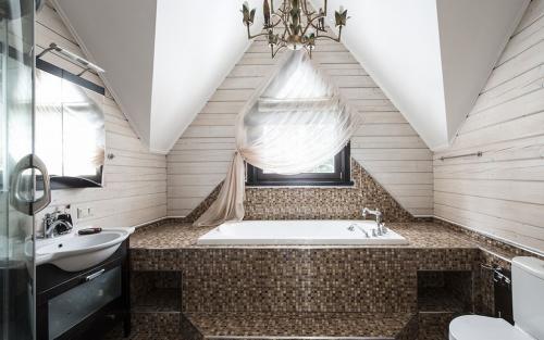 Устройство санузла в мансарде. 7 подходящих стилей для оформления ванной комнаты на мансарде