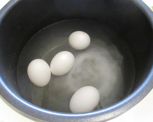 Яйцеварка сколько варить. 4 способа, как сварить яйца в мультиварке – вкрутую и в мешочек