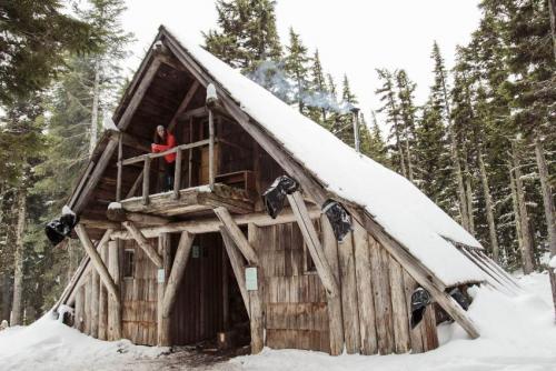 Дом шалаш под ключ. Особенности домов-шалашей: фото и нюансы конструкции