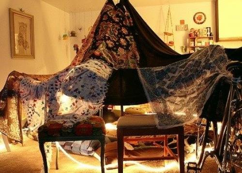 Как сделать домик из подушек и одеял и стульев. Детство СССР - это когда мы делали домик из стульев, подушек и одеял