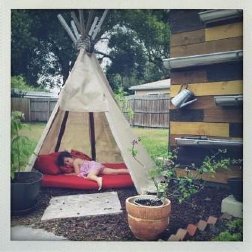 Как сделать шалаш для детей на улице. Шалаш для детей своими руками на дачном участке 04 Как сделать шалаш для детей на улице. Шалаш для детей своими руками на дачном участке 04