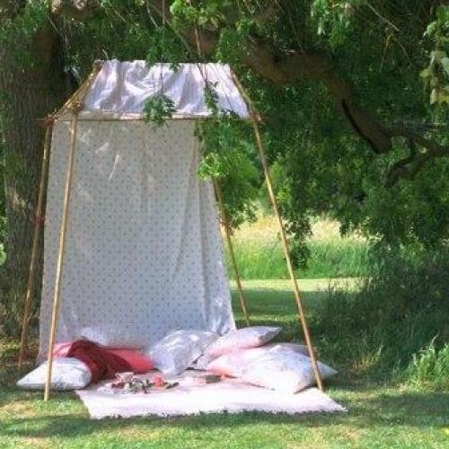 Как сделать шалаш, как дома. Часть 1 Сооружение простейшей крепости из одеял 02