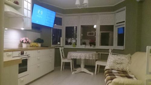 Как оформить окно с эркером на кухне. Устройство обеденной зоны 22