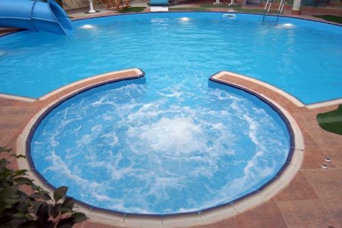 Бассейн на участке загородного дома. Бассейн на участке — строительство, лучшие идеи и основные варианты дизайна (105 фото)