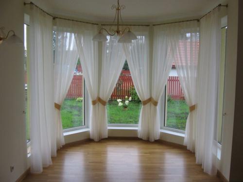 Варианты оформления эркерного окна. Правильный подбор штор